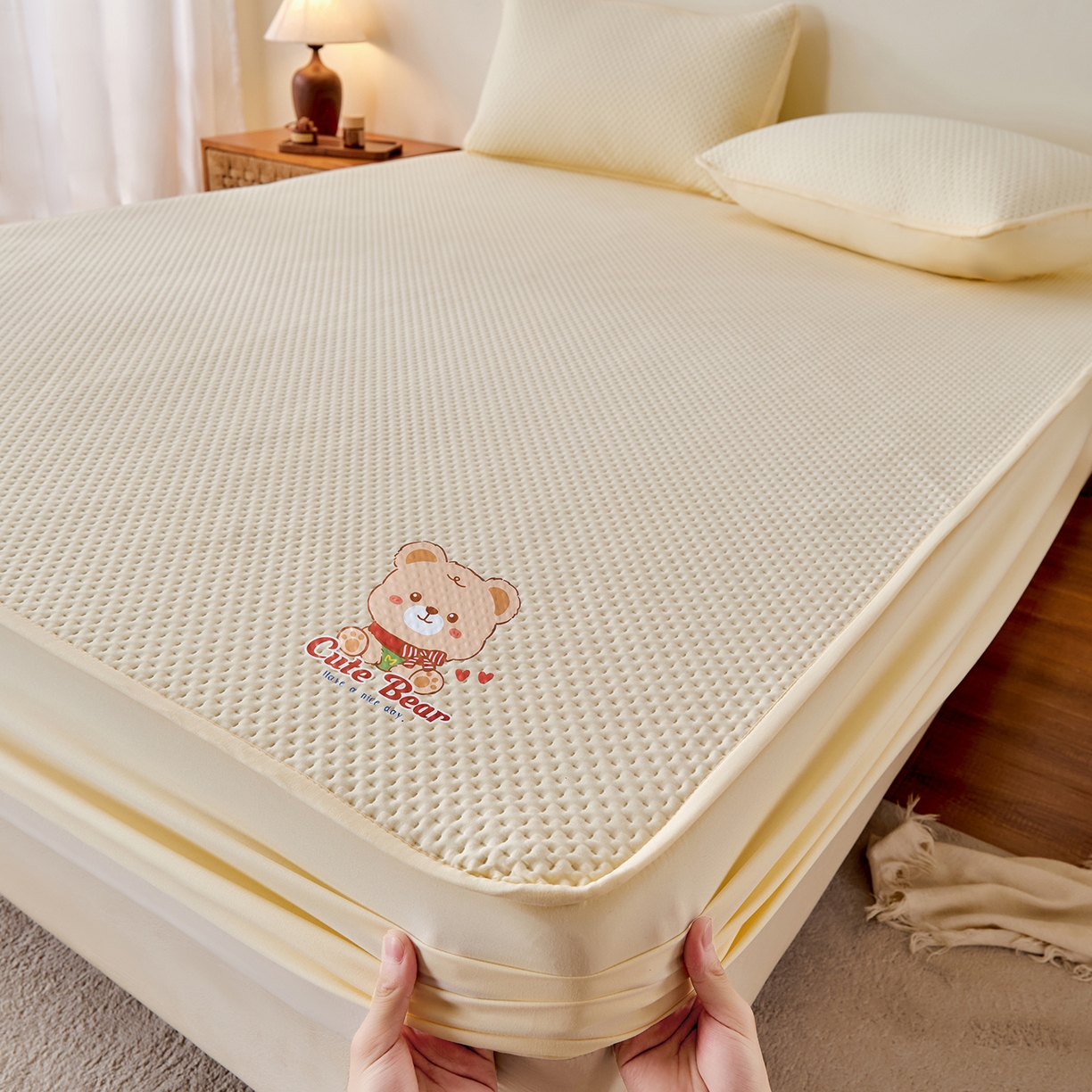 91家纺网 家纺一手货源 找家纺 永旺家纺 2025新款防水床笠-小熊系列 黄小熊