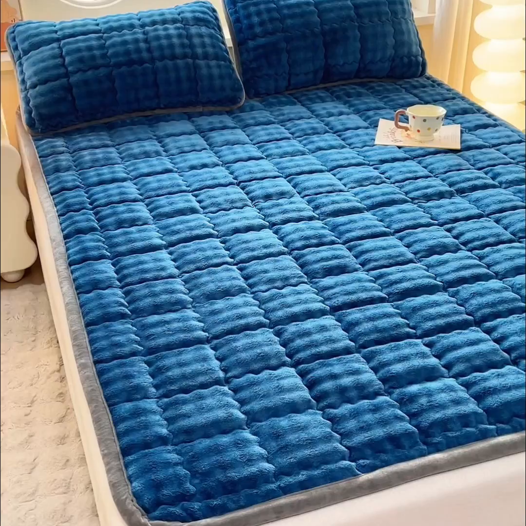 91家纺网 家纺一手货源 找家纺 奇丝雅 2025新款A类牛奶绒泡泡绒床褥床垫床盖兔毛绒家用学生宿舍上下铺寝室褥子软垫床护垫夹棉（大床） 暖绒蓝