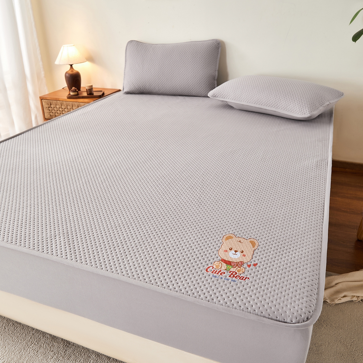 91家纺网 家纺一手货源 找家纺 永旺家纺 2025新款防水床笠-小熊系列 灰小熊