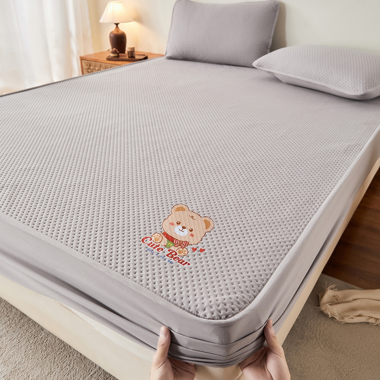 91家纺网 家纺一手货源 找家纺 永旺家纺 2025新款防水床笠-小熊系列 灰小熊