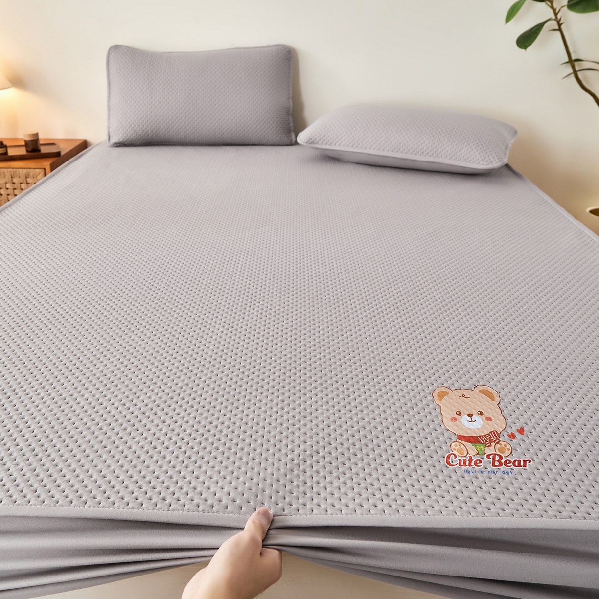 91家纺网 家纺一手货源 找家纺 永旺家纺 2025新款防水床笠-小熊系列 灰小熊