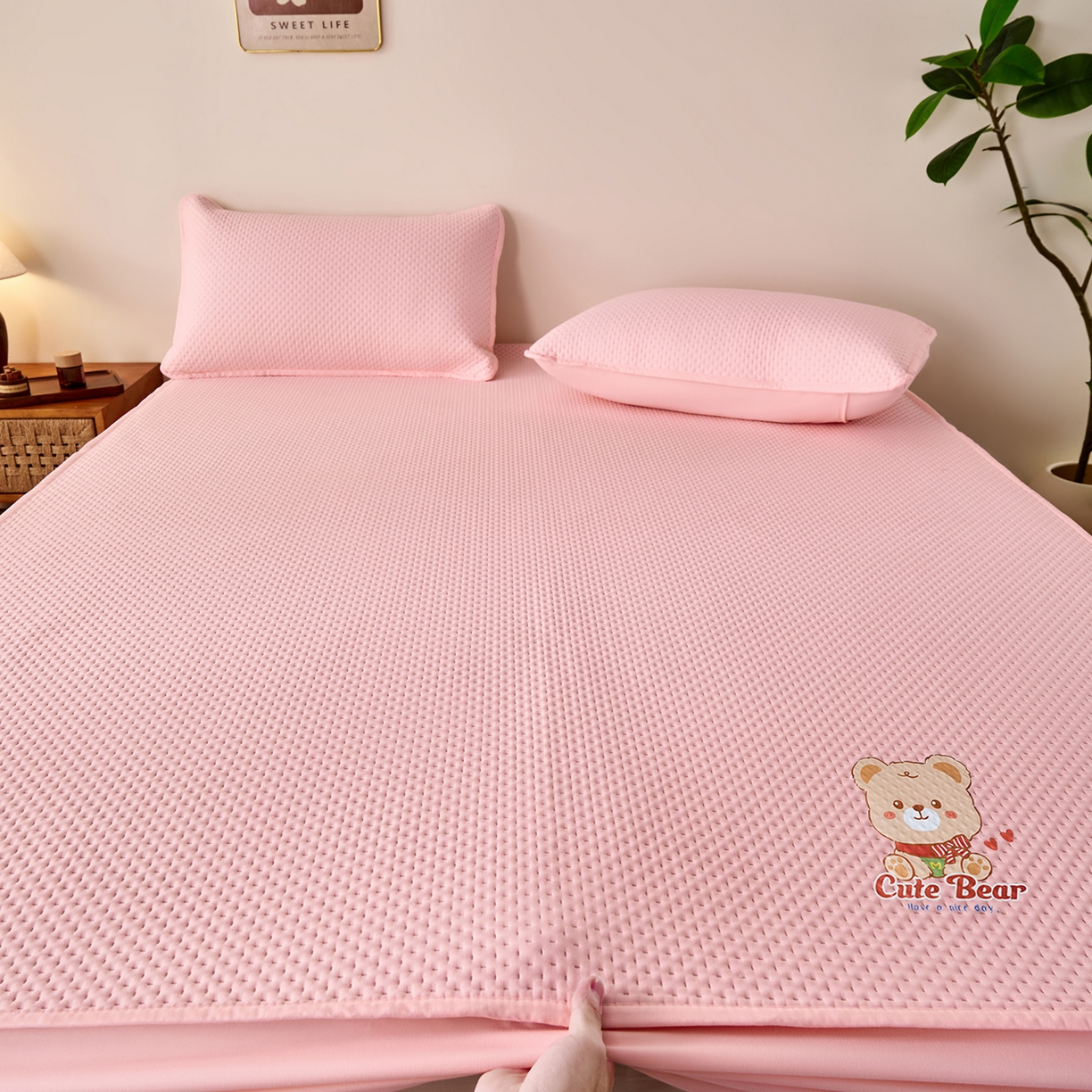 91家纺网 家纺一手货源 找家纺 永旺家纺 2025新款防水床笠-小熊系列 粉小熊