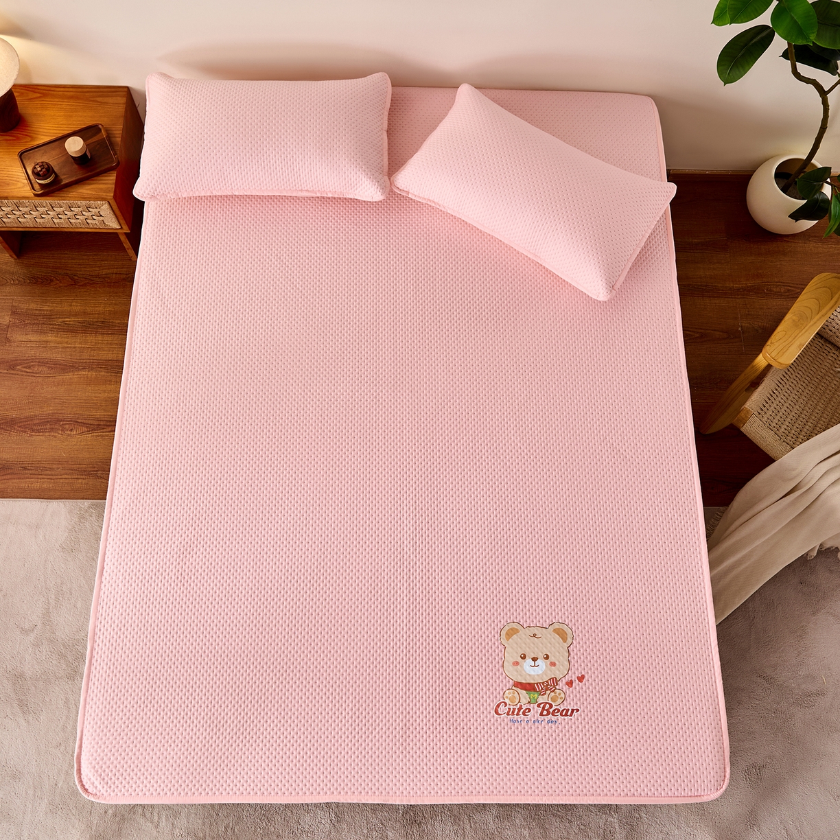 91家纺网 家纺一手货源 找家纺 永旺家纺 2025新款防水床笠-小熊系列 粉小熊