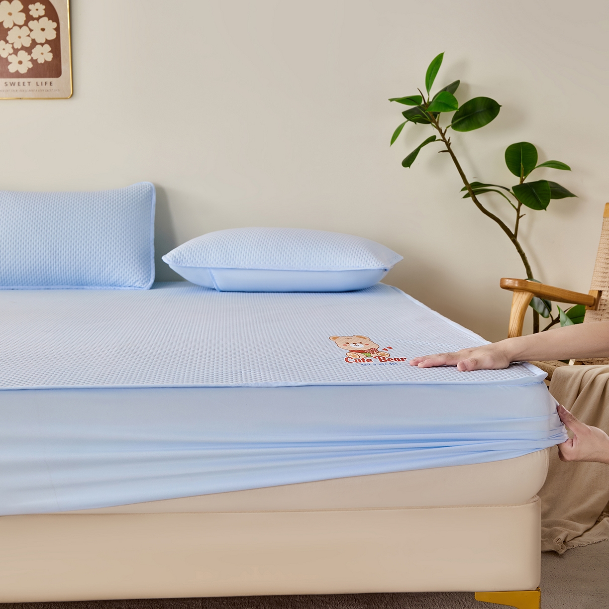 91家纺网 家纺一手货源 找家纺 永旺家纺 2025新款防水床笠-小熊系列 蓝小熊