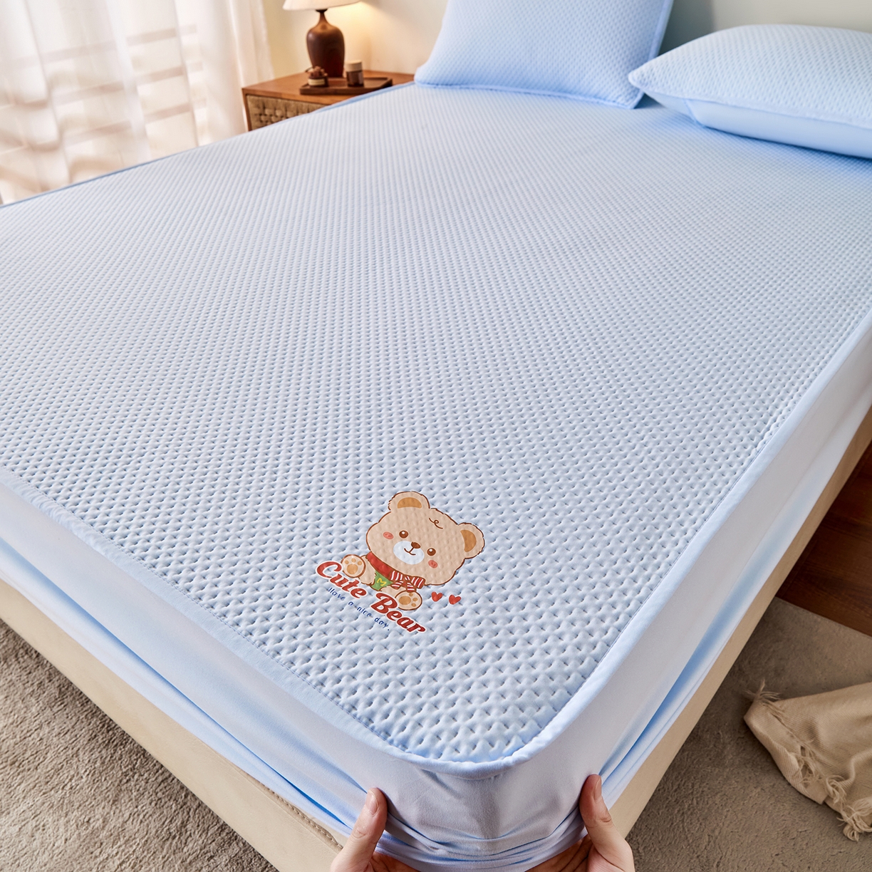 91家纺网 家纺一手货源 找家纺 永旺家纺 2025新款防水床笠-小熊系列 蓝小熊