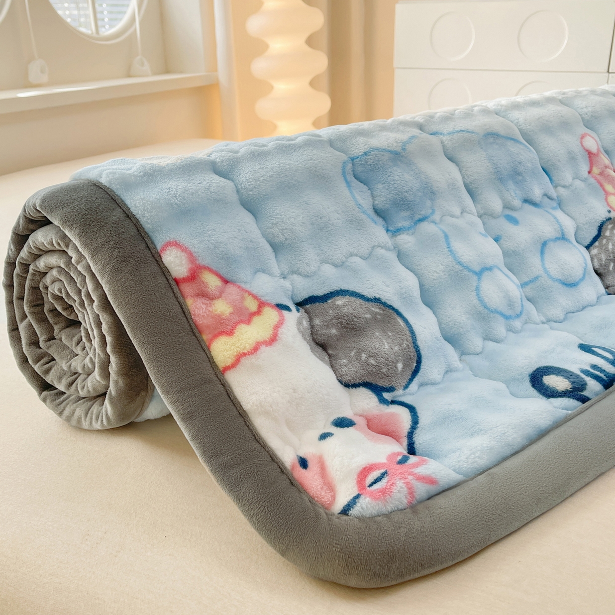 91家纺网 家纺一手货源 找家纺 奇丝雅 2025新款A类牛奶绒泡泡绒床褥床垫床盖兔毛绒家用学生宿舍上下铺寝室褥子软垫床护垫夹棉（大床） 趴趴狗