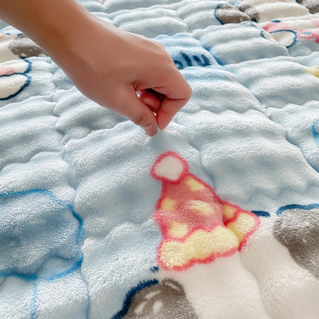 91家纺网 家纺一手货源 找家纺 奇丝雅 2025新款A类牛奶绒泡泡绒床褥床垫床盖兔毛绒家用学生宿舍上下铺寝室褥子软垫床护垫夹棉（大床） 趴趴狗