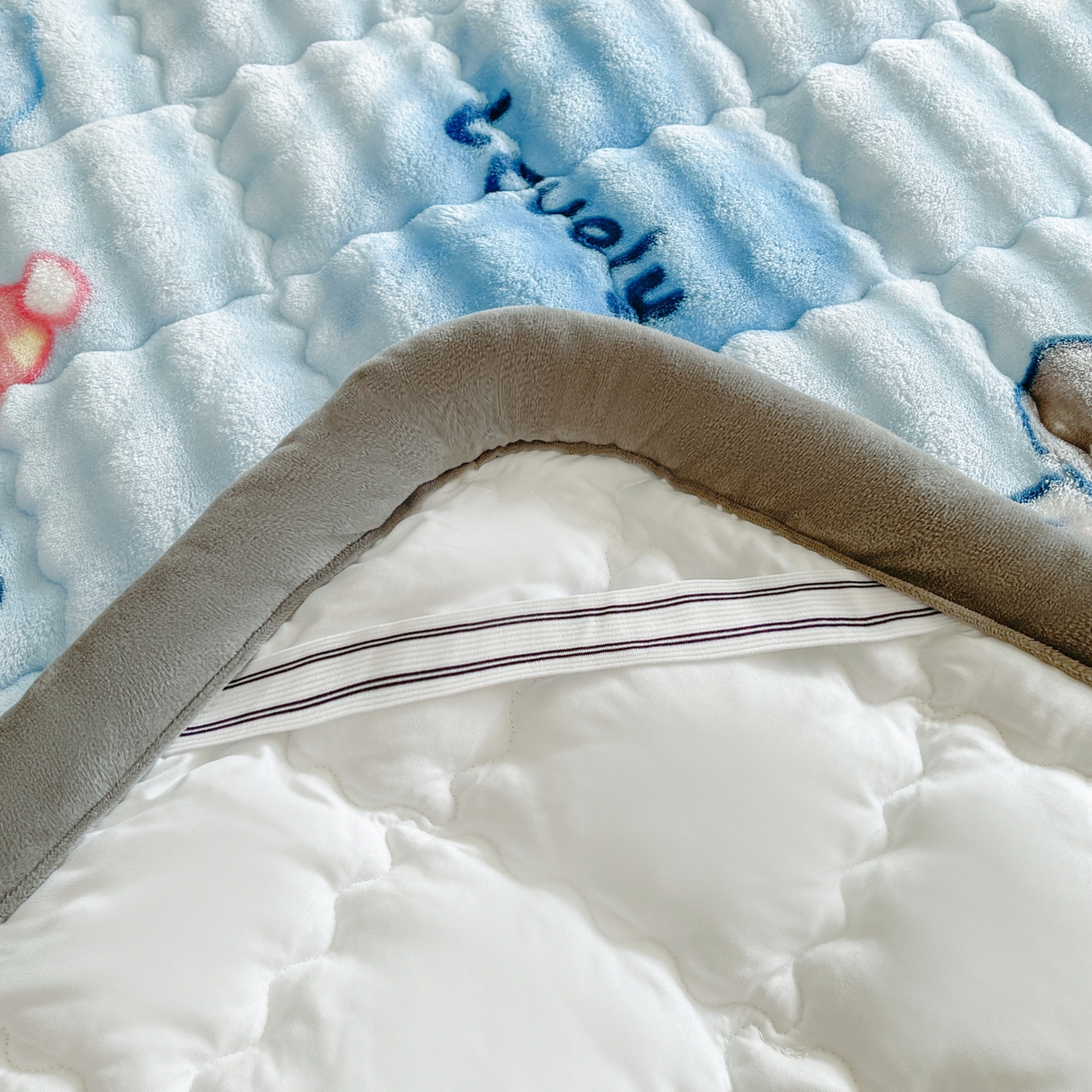 91家纺网 家纺一手货源 找家纺 奇丝雅 2025新款A类牛奶绒泡泡绒床褥床垫床盖兔毛绒家用学生宿舍上下铺寝室褥子软垫床护垫夹棉（大床） 趴趴狗