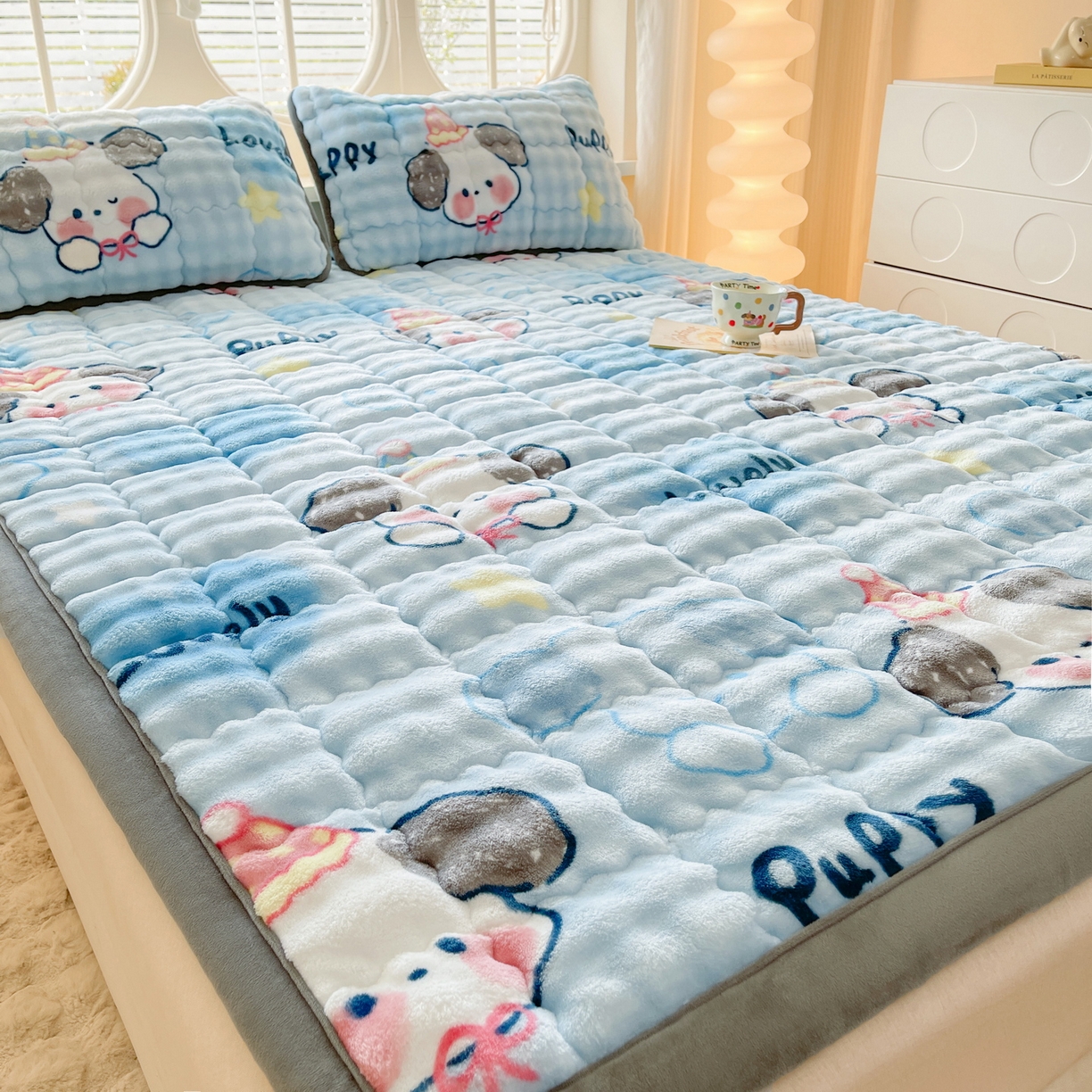 91家纺网 家纺一手货源 找家纺 奇丝雅 2025新款A类牛奶绒泡泡绒床褥床垫床盖兔毛绒家用学生宿舍上下铺寝室褥子软垫床护垫夹棉（大床） 趴趴狗