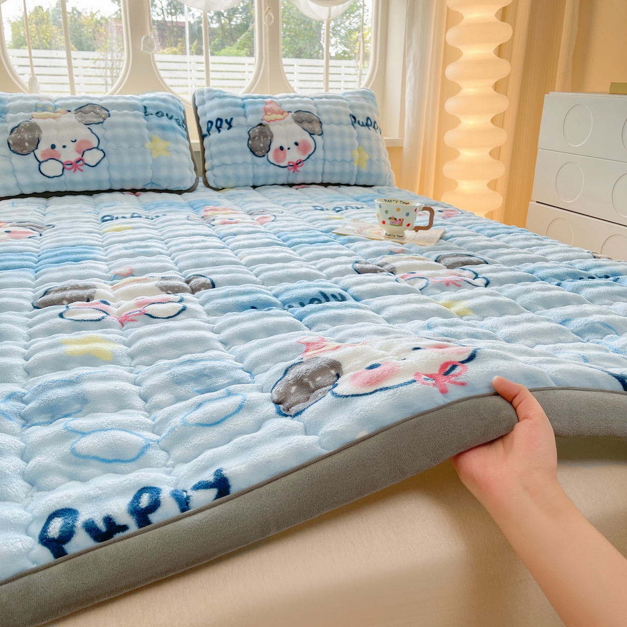 91家纺网 家纺一手货源 找家纺 奇丝雅 2025新款A类牛奶绒泡泡绒床褥床垫床盖兔毛绒家用学生宿舍上下铺寝室褥子软垫床护垫夹棉（大床） 趴趴狗