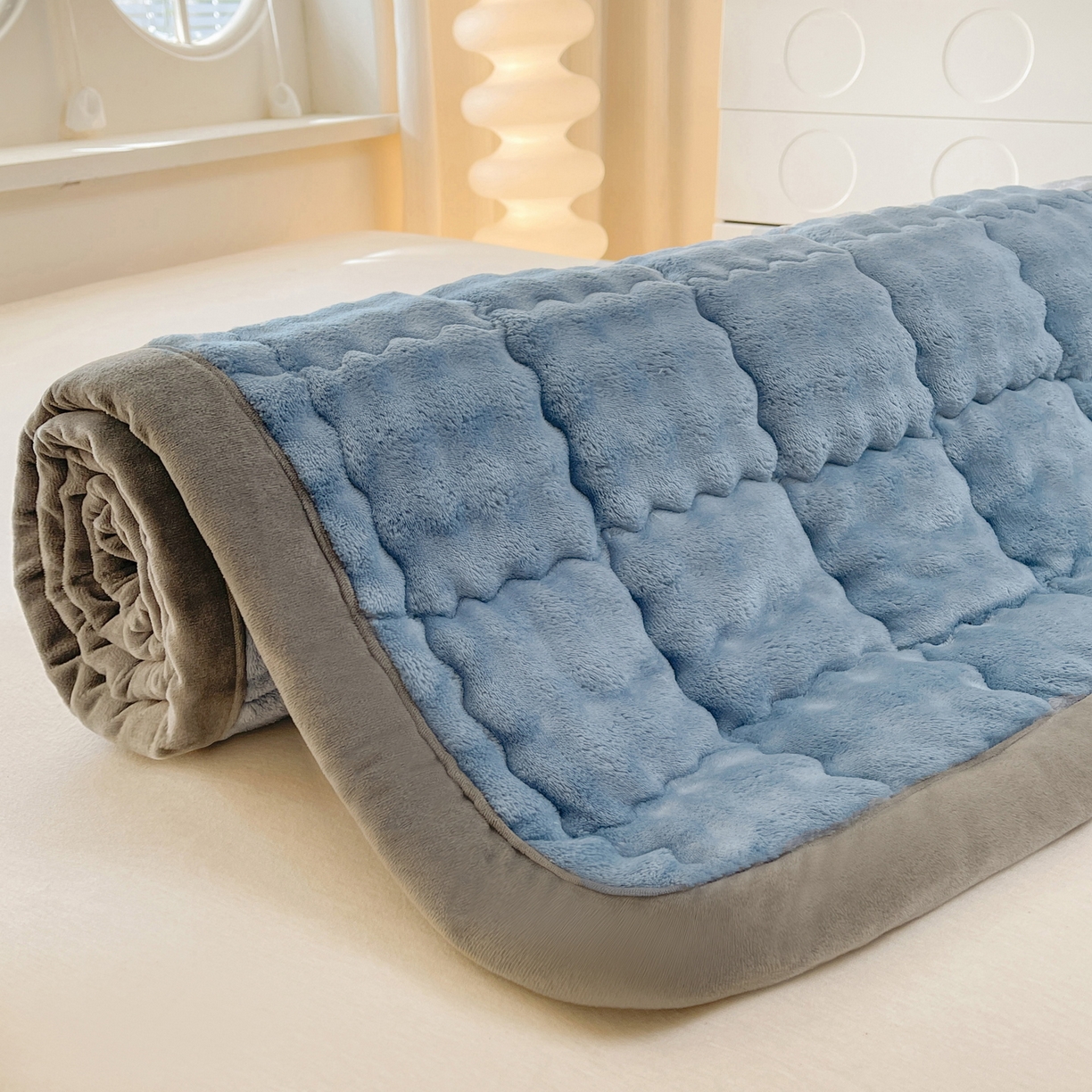 91家纺网 家纺一手货源 找家纺 奇丝雅 2025新款A类牛奶绒泡泡绒床褥床垫床盖兔毛绒家用学生宿舍上下铺寝室褥子软垫床护垫夹棉（大床） 柔和蓝