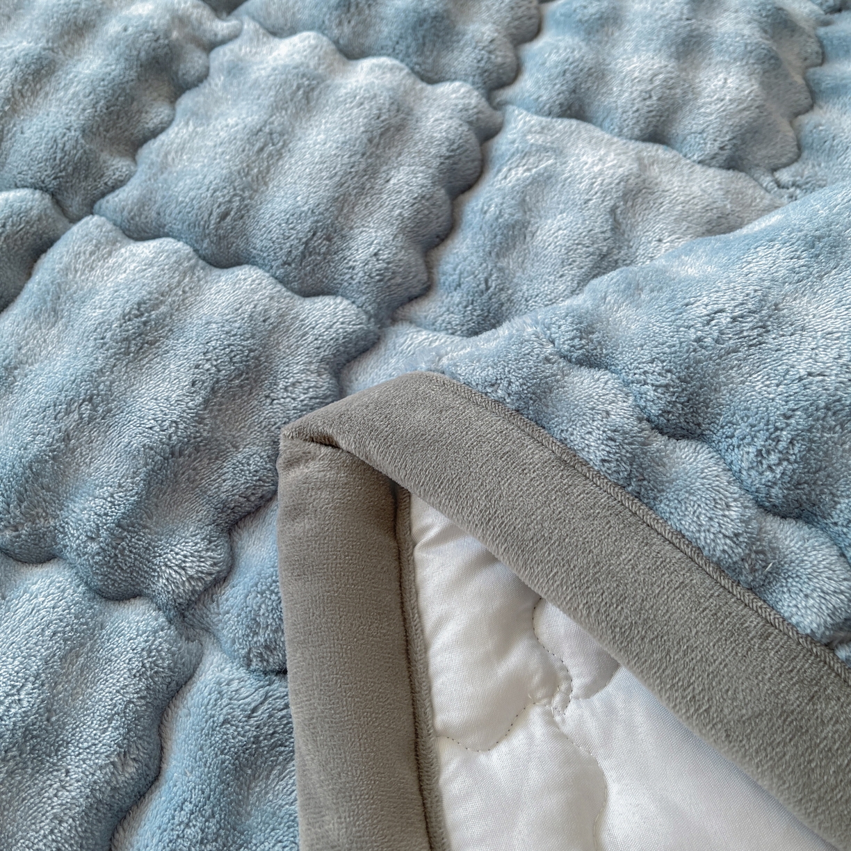 91家纺网 家纺一手货源 找家纺 奇丝雅 2025新款A类牛奶绒泡泡绒床褥床垫床盖兔毛绒家用学生宿舍上下铺寝室褥子软垫床护垫夹棉（大床） 柔和蓝