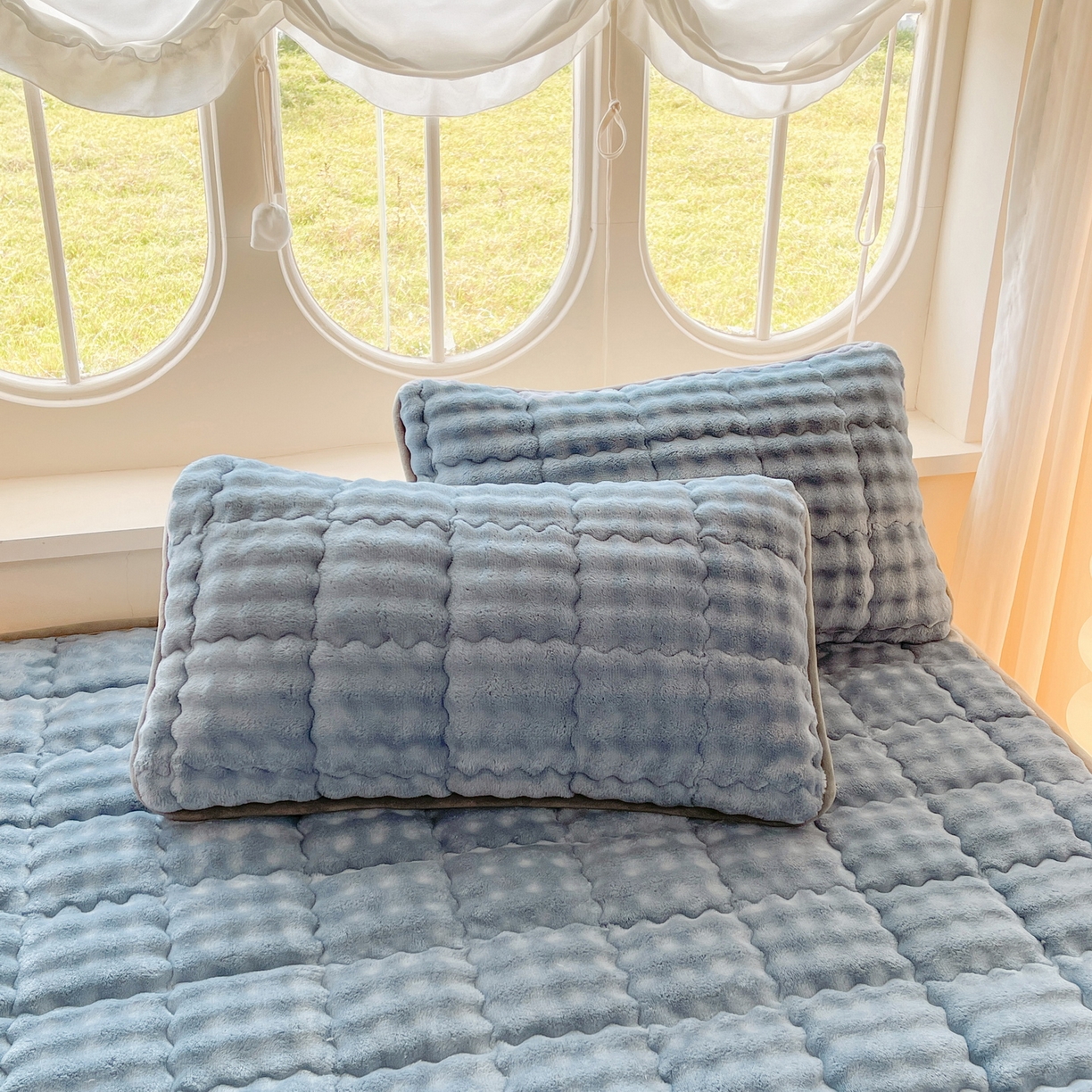 91家纺网 家纺一手货源 找家纺 奇丝雅 2025新款A类牛奶绒泡泡绒床褥床垫床盖兔毛绒家用学生宿舍上下铺寝室褥子软垫床护垫夹棉（大床） 柔和蓝