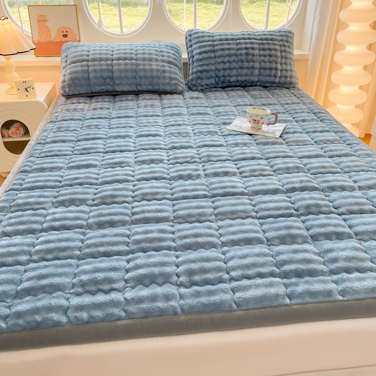 91家纺网 家纺一手货源 找家纺 奇丝雅 2025新款A类牛奶绒泡泡绒床褥床垫床盖兔毛绒家用学生宿舍上下铺寝室褥子软垫床护垫夹棉（大床） 柔和蓝