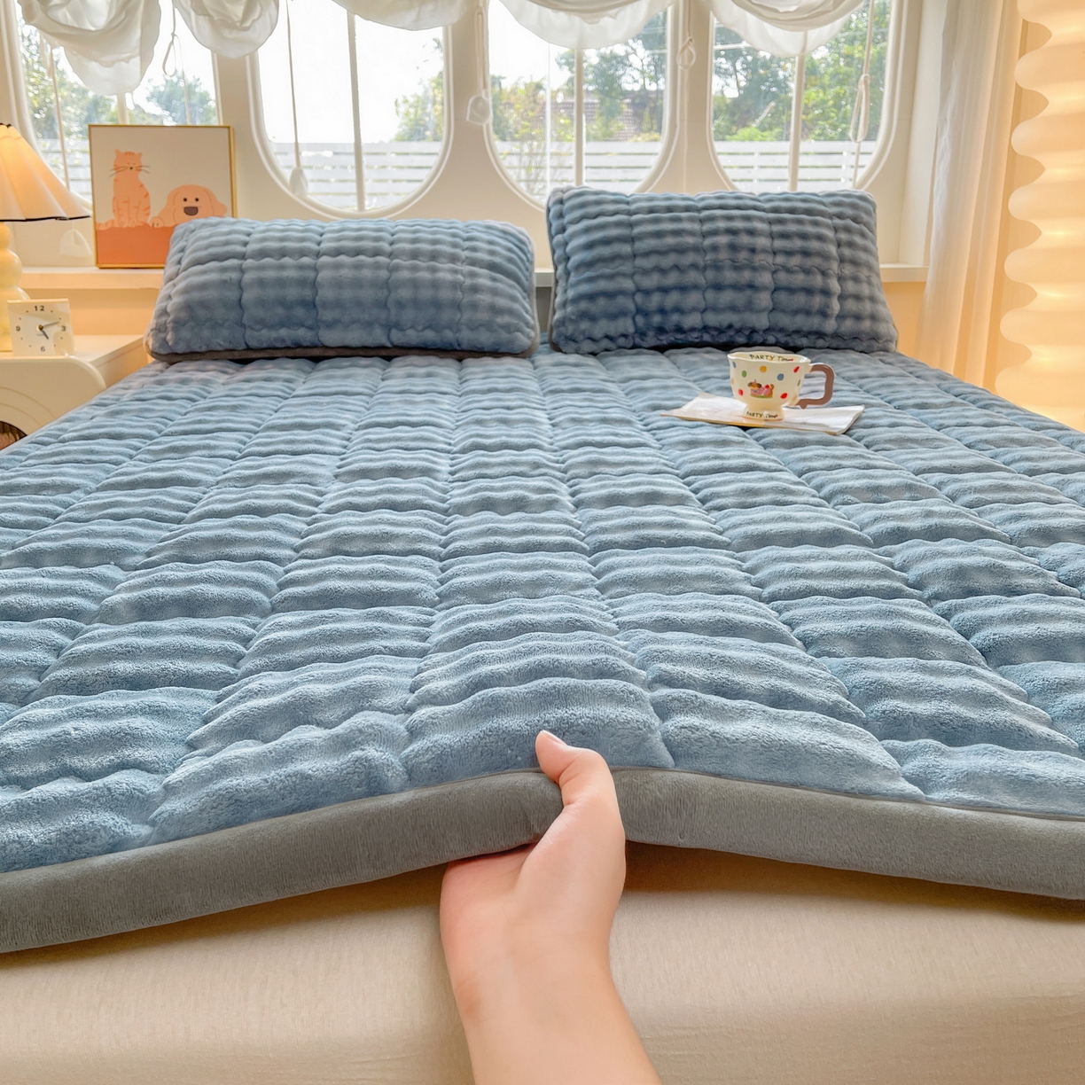 91家纺网 家纺一手货源 找家纺 奇丝雅 2025新款A类牛奶绒泡泡绒床褥床垫床盖兔毛绒家用学生宿舍上下铺寝室褥子软垫床护垫夹棉（大床） 柔和蓝