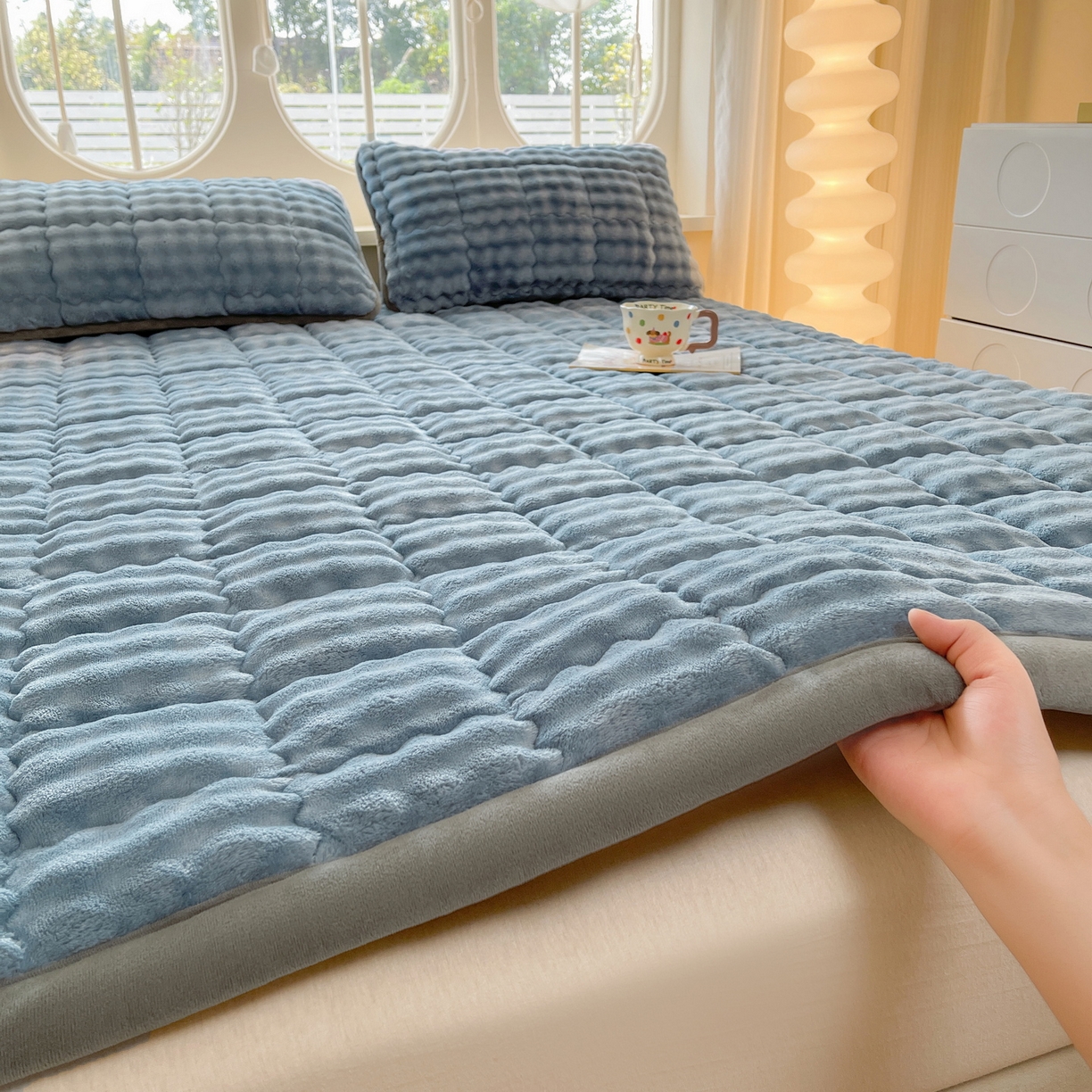 91家纺网 家纺一手货源 找家纺 奇丝雅 2025新款A类牛奶绒泡泡绒床褥床垫床盖兔毛绒家用学生宿舍上下铺寝室褥子软垫床护垫夹棉（大床） 柔和蓝