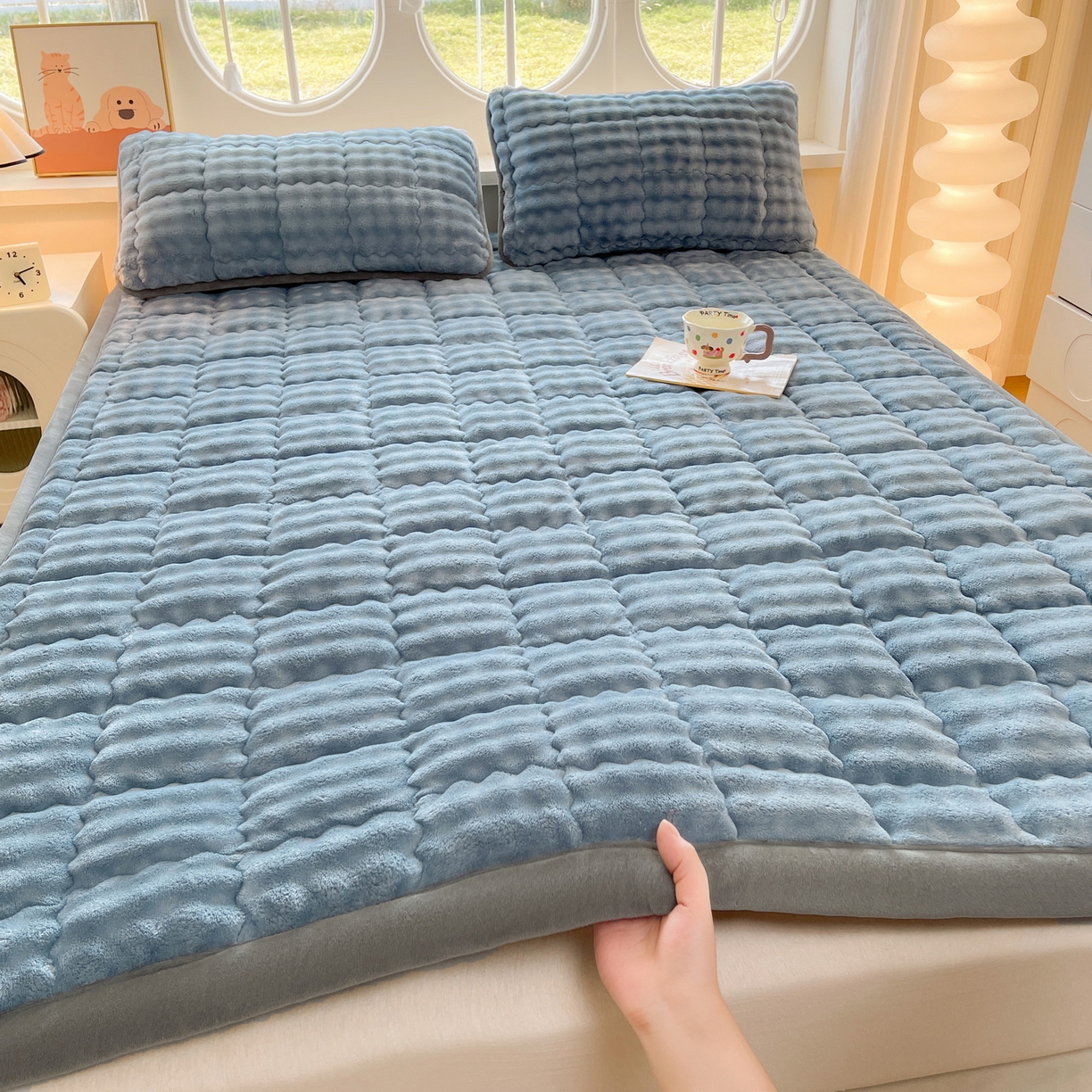 91家纺网 家纺一手货源 找家纺 奇丝雅 2025新款A类牛奶绒泡泡绒床褥床垫床盖兔毛绒家用学生宿舍上下铺寝室褥子软垫床护垫夹棉（大床） 柔和蓝