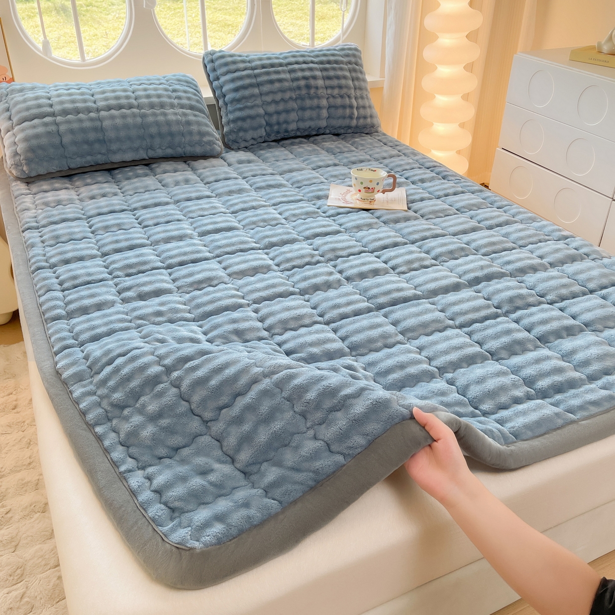91家纺网 家纺一手货源 找家纺 奇丝雅 2025新款A类牛奶绒泡泡绒床褥床垫床盖兔毛绒家用学生宿舍上下铺寝室褥子软垫床护垫夹棉（大床） 柔和蓝