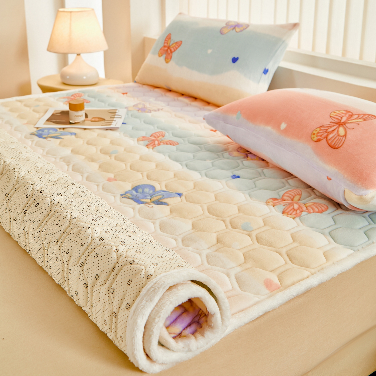 91家纺网 家纺一手货源 找家纺 永旺家纺 2025新款保暖牛奶牛奶绒床垫床褥 蝶影