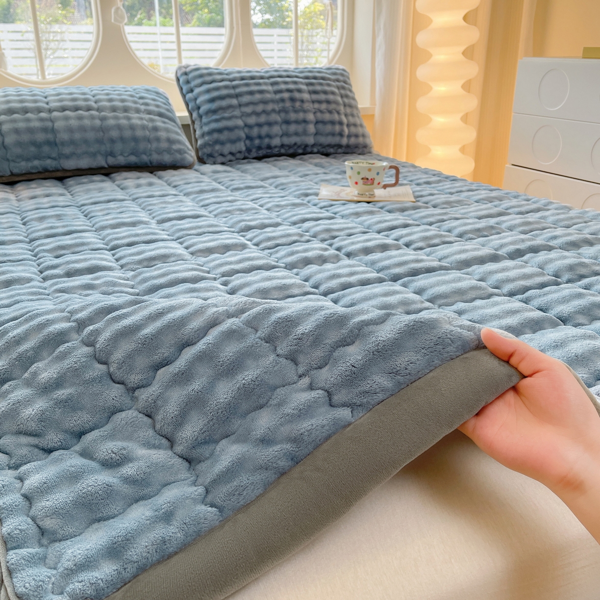 91家纺网 家纺一手货源 找家纺 奇丝雅 2025新款A类牛奶绒泡泡绒床褥床垫床盖兔毛绒家用学生宿舍上下铺寝室褥子软垫床护垫夹棉（大床） 柔和蓝