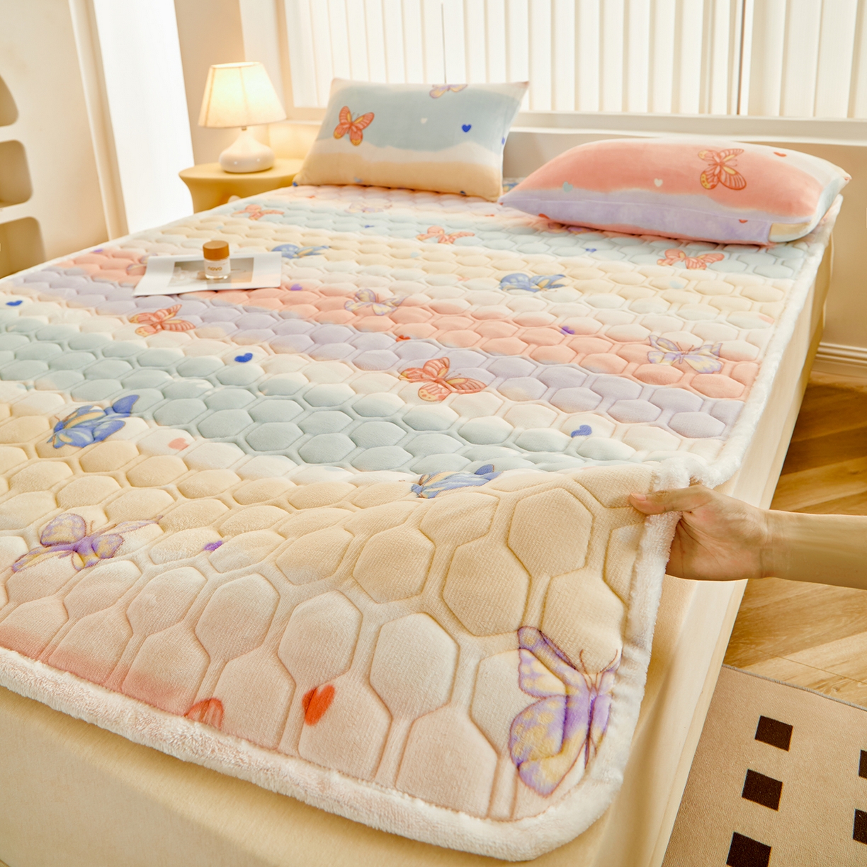 91家纺网 家纺一手货源 找家纺 永旺家纺 2025新款保暖牛奶牛奶绒床垫床褥 蝶影