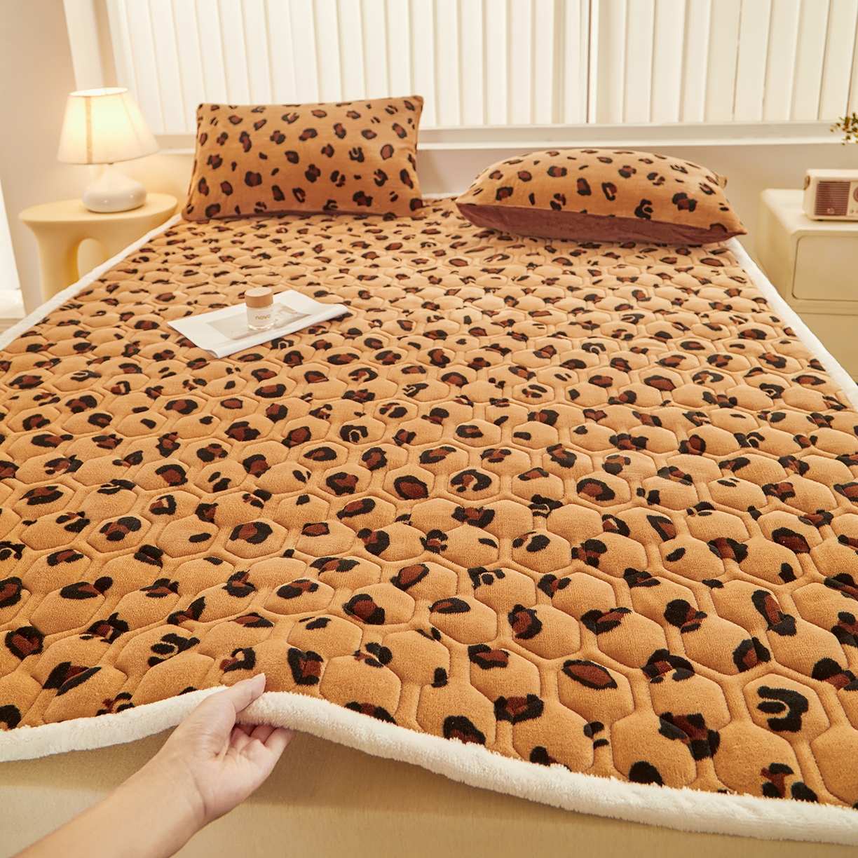 91家纺网 家纺一手货源 找家纺 永旺家纺 2025新款保暖牛奶牛奶绒床垫床褥 豹纹