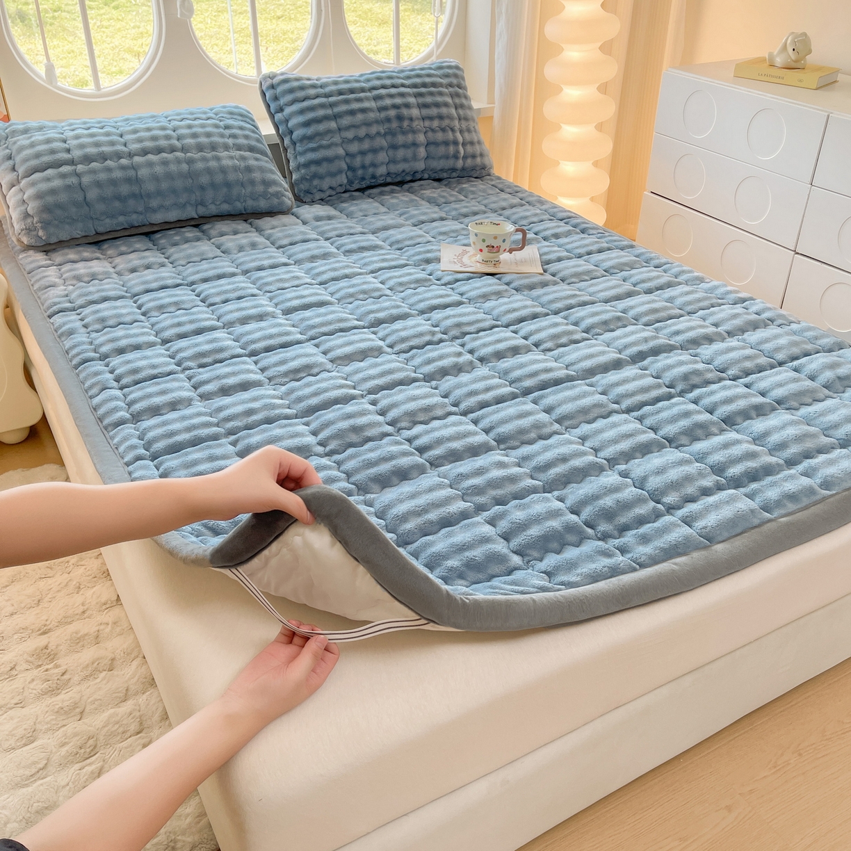 91家纺网 家纺一手货源 找家纺 奇丝雅 2025新款A类牛奶绒泡泡绒床褥床垫床盖兔毛绒家用学生宿舍上下铺寝室褥子软垫床护垫夹棉（大床） 柔和蓝