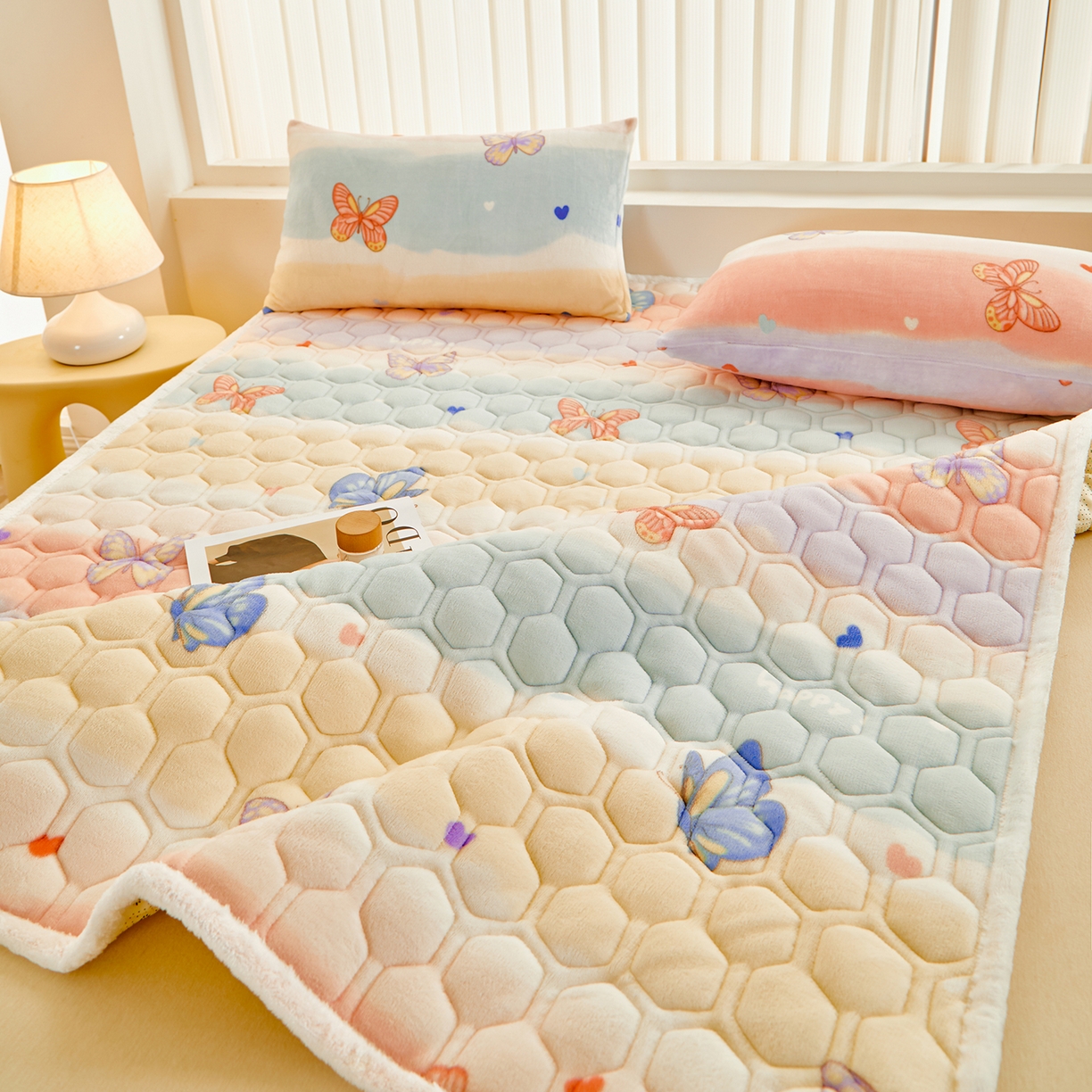 91家纺网 家纺一手货源 找家纺 永旺家纺 2025新款保暖牛奶牛奶绒床垫床褥 蝶影