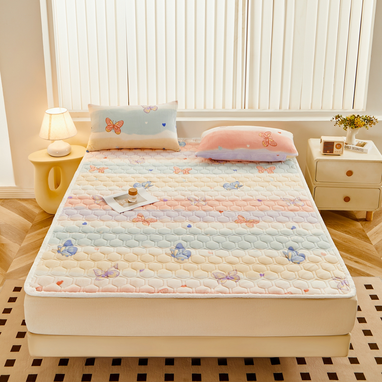 91家纺网 家纺一手货源 找家纺 永旺家纺 2025新款保暖牛奶牛奶绒床垫床褥 蝶影