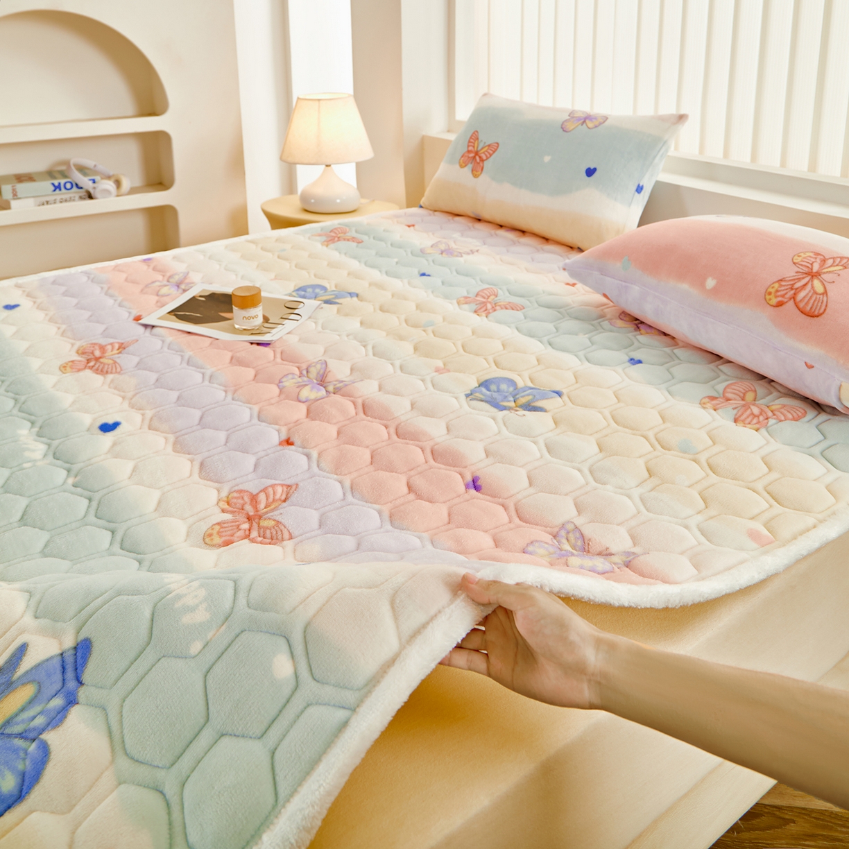 91家纺网 家纺一手货源 找家纺 永旺家纺 2025新款保暖牛奶牛奶绒床垫床褥 蝶影