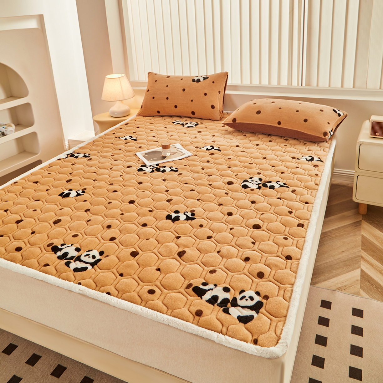 91家纺网 家纺一手货源 找家纺 永旺家纺 2025新款保暖牛奶牛奶绒床垫床褥 可爱熊猫