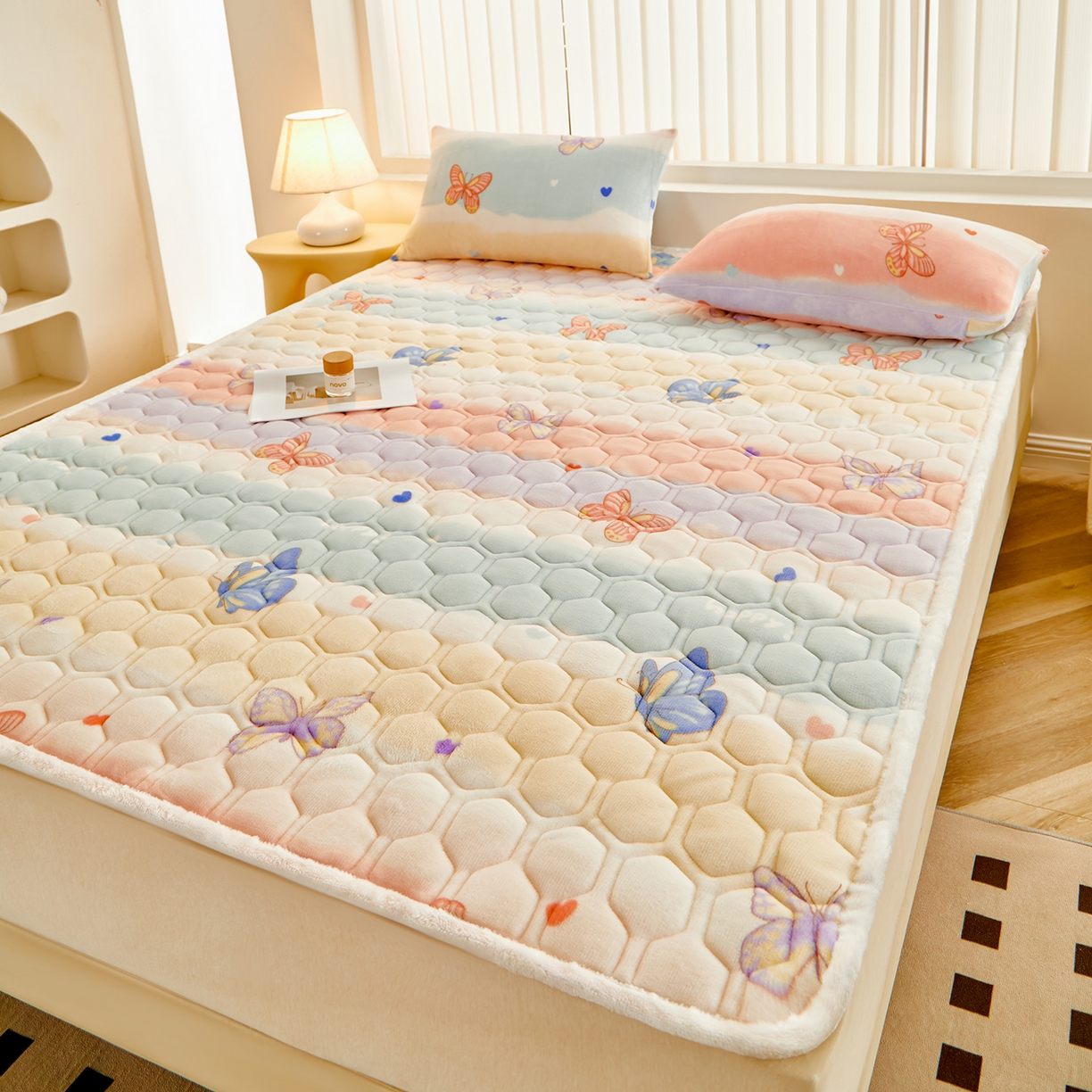 91家纺网 家纺一手货源 找家纺 永旺家纺 2025新款保暖牛奶牛奶绒床垫床褥 蝶影