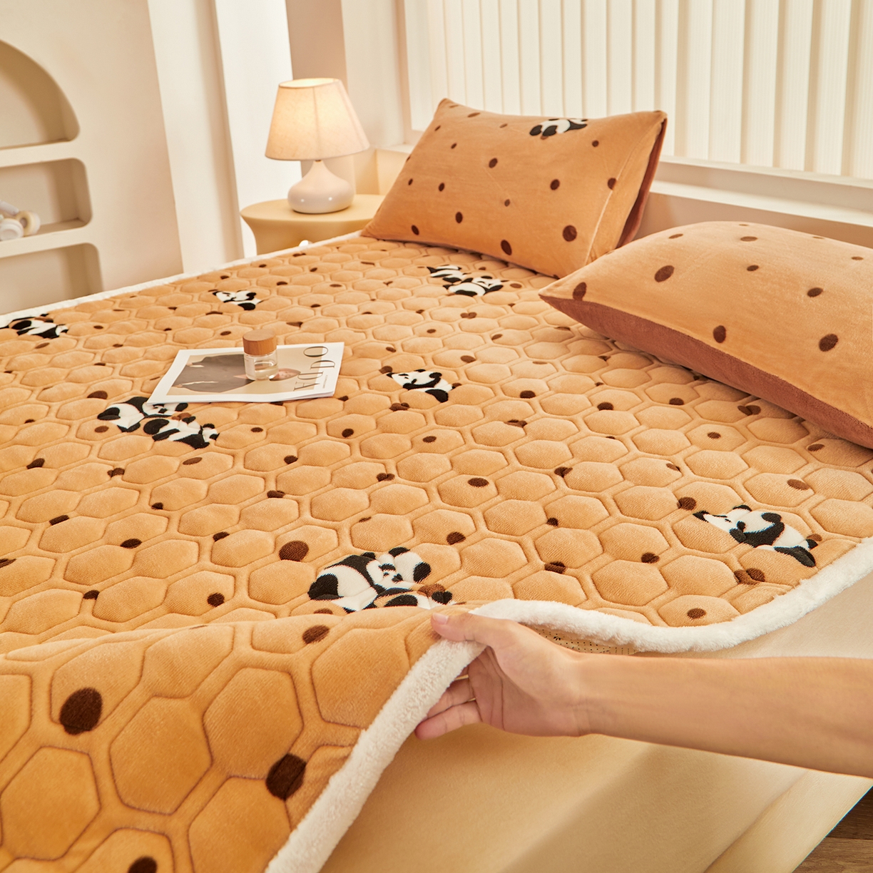 91家纺网 家纺一手货源 找家纺 永旺家纺 2025新款保暖牛奶牛奶绒床垫床褥 可爱熊猫