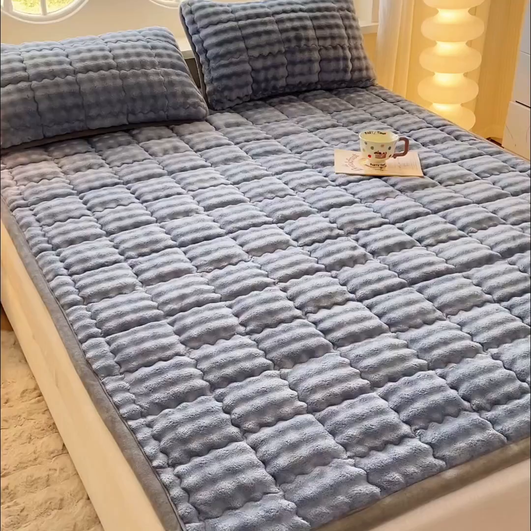 91家纺网 家纺一手货源 找家纺 奇丝雅 2025新款A类牛奶绒泡泡绒床褥床垫床盖兔毛绒家用学生宿舍上下铺寝室褥子软垫床护垫夹棉（大床） 柔和蓝