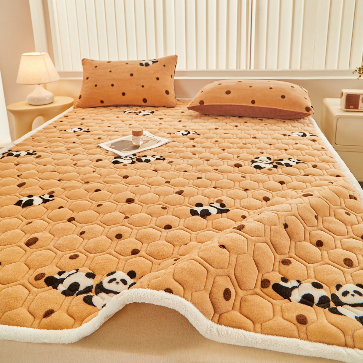 91家纺网 家纺一手货源 找家纺 永旺家纺 2025新款保暖牛奶牛奶绒床垫床褥 可爱熊猫