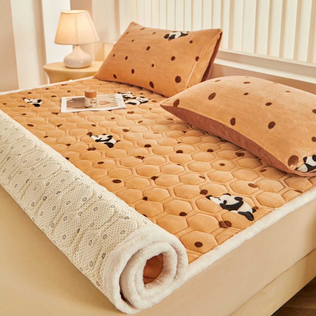 91家纺网 家纺一手货源 找家纺 永旺家纺 2025新款保暖牛奶牛奶绒床垫床褥 可爱熊猫