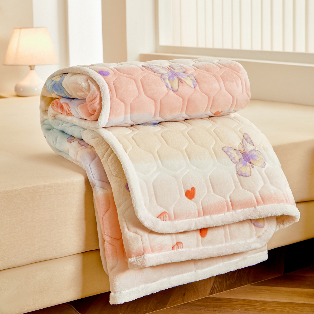 91家纺网 家纺一手货源 找家纺 永旺家纺 2025新款保暖牛奶牛奶绒床垫床褥 蝶影