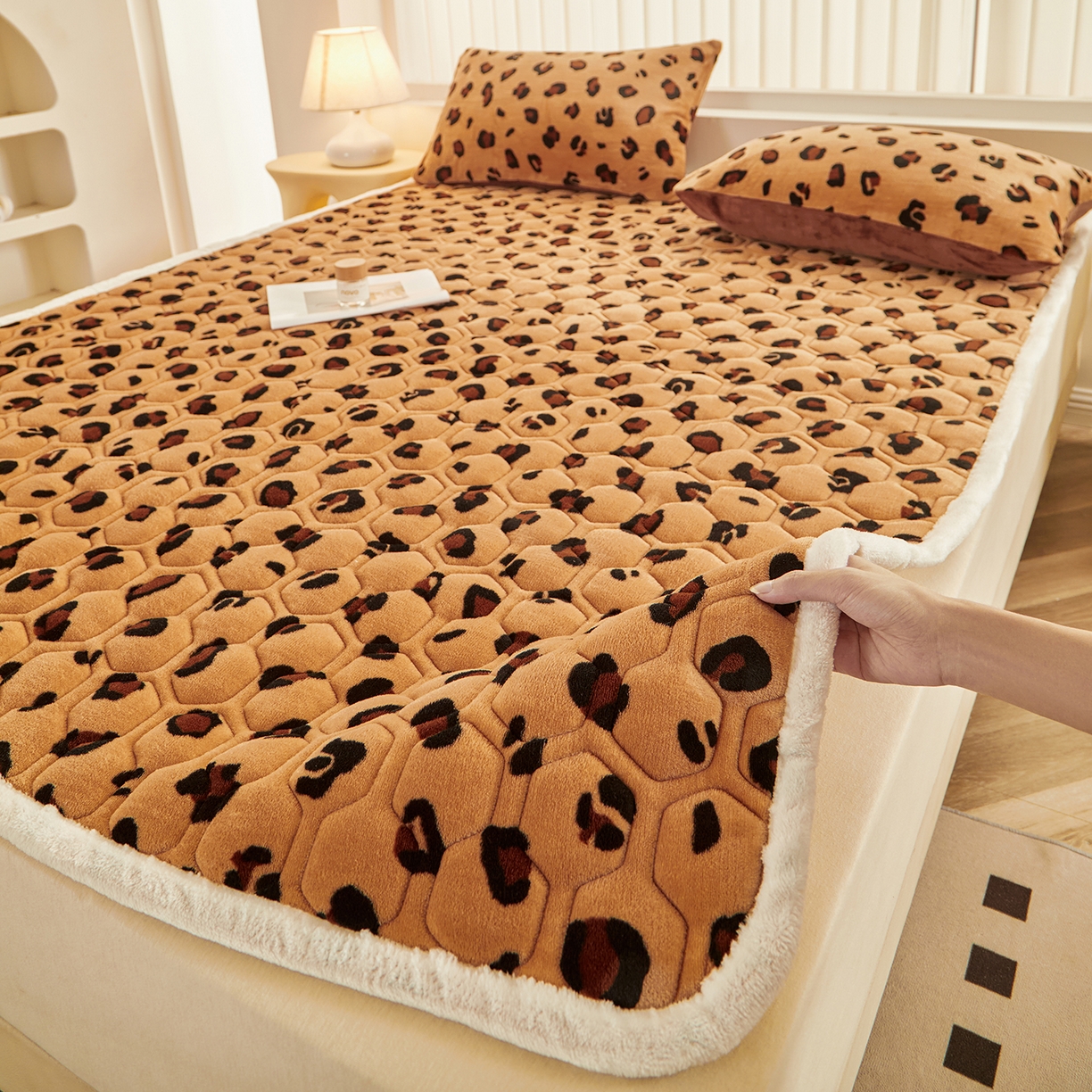 91家纺网 家纺一手货源 找家纺 永旺家纺 2025新款保暖牛奶牛奶绒床垫床褥 豹纹