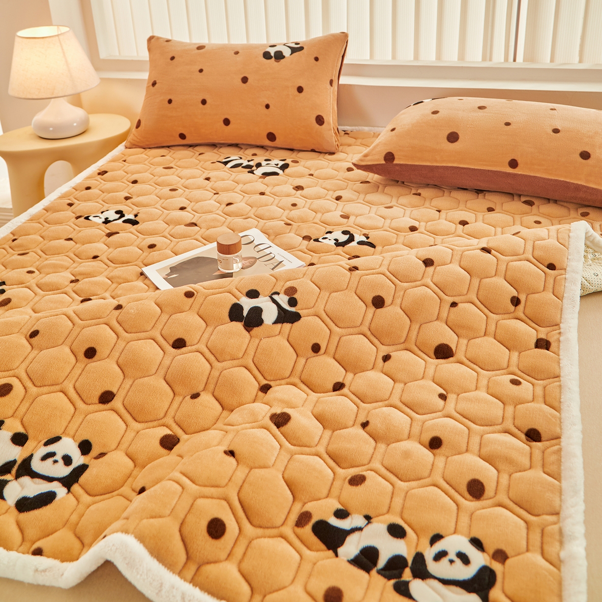 91家纺网 家纺一手货源 找家纺 永旺家纺 2025新款保暖牛奶牛奶绒床垫床褥 可爱熊猫