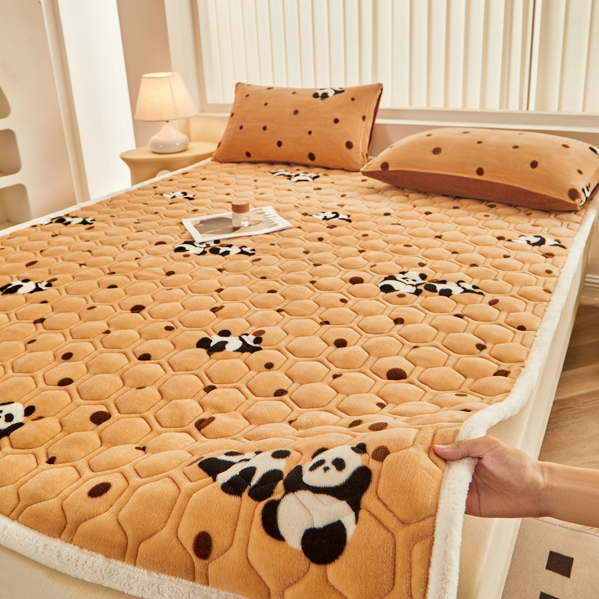 91家纺网 家纺一手货源 找家纺 永旺家纺 2025新款保暖牛奶牛奶绒床垫床褥 可爱熊猫