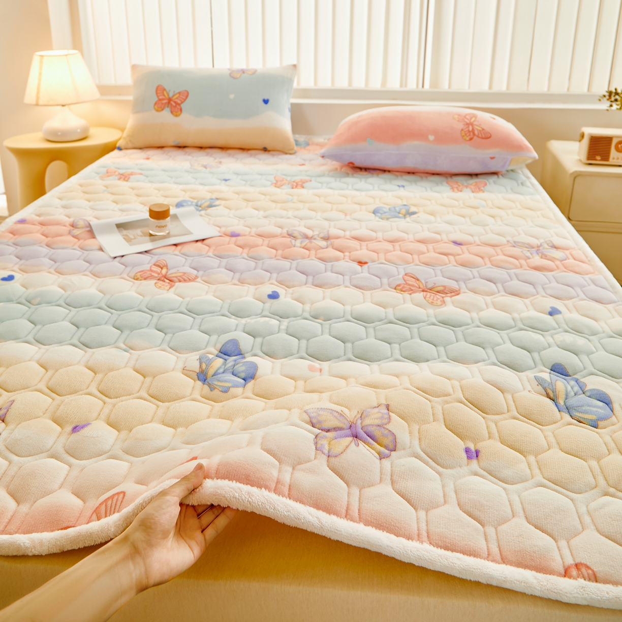 91家纺网 家纺一手货源 找家纺 永旺家纺 2025新款保暖牛奶牛奶绒床垫床褥 蝶影