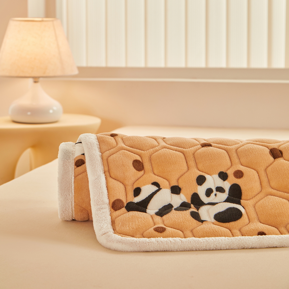 91家纺网 家纺一手货源 找家纺 永旺家纺 2025新款保暖牛奶牛奶绒床垫床褥 可爱熊猫