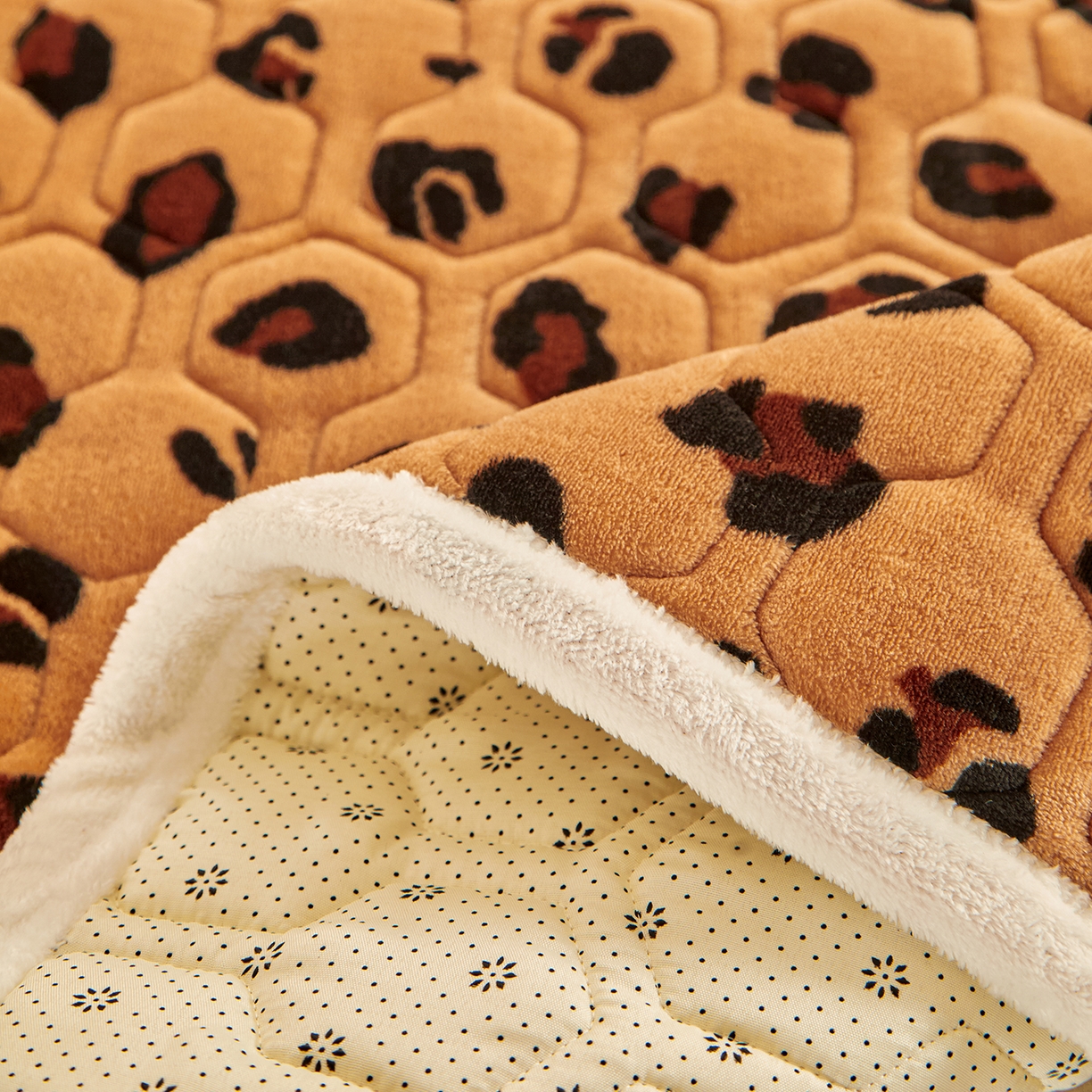 91家纺网 家纺一手货源 找家纺 永旺家纺 2025新款保暖牛奶牛奶绒床垫床褥 豹纹