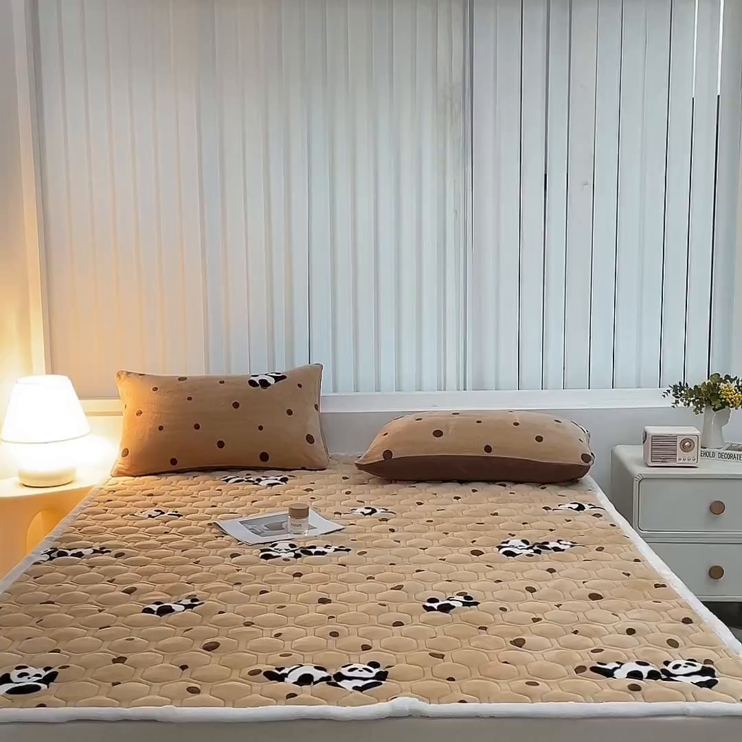 91家纺网 家纺一手货源 找家纺 永旺家纺 2025新款保暖牛奶牛奶绒床垫床褥 可爱熊猫