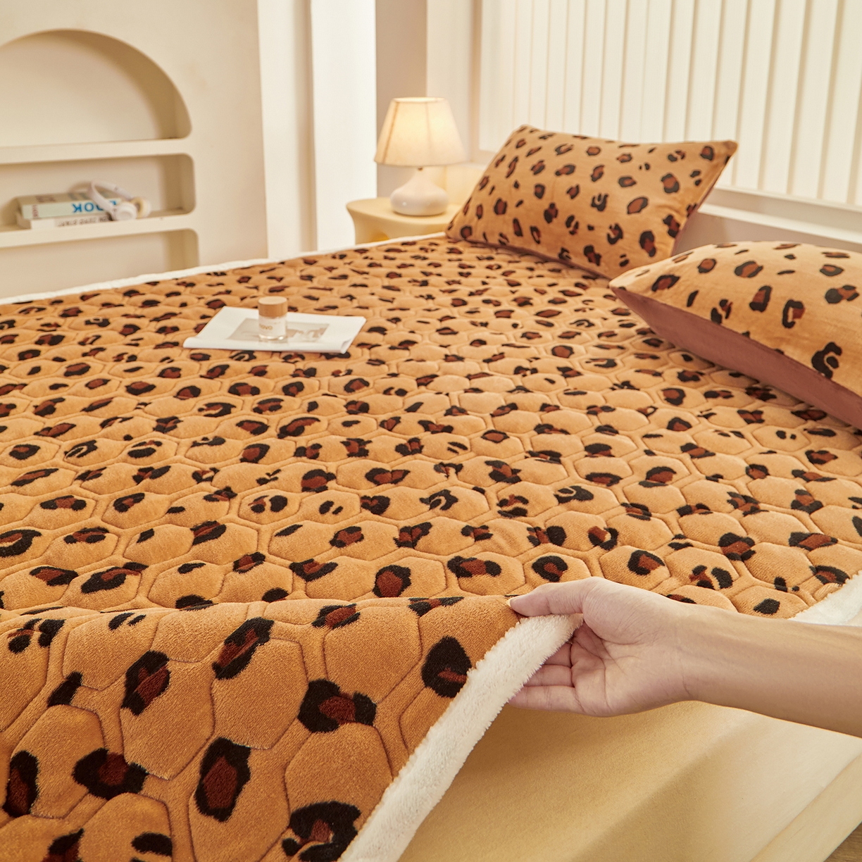 91家纺网 家纺一手货源 找家纺 永旺家纺 2025新款保暖牛奶牛奶绒床垫床褥 豹纹