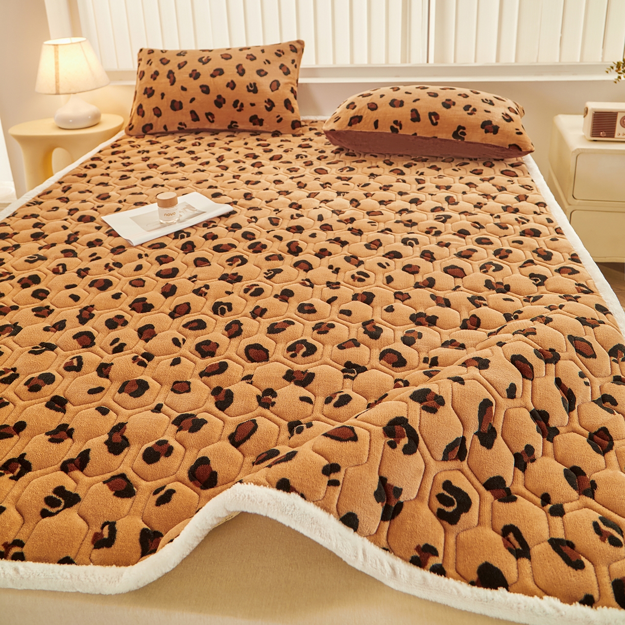 91家纺网 家纺一手货源 找家纺 永旺家纺 2025新款保暖牛奶牛奶绒床垫床褥 豹纹