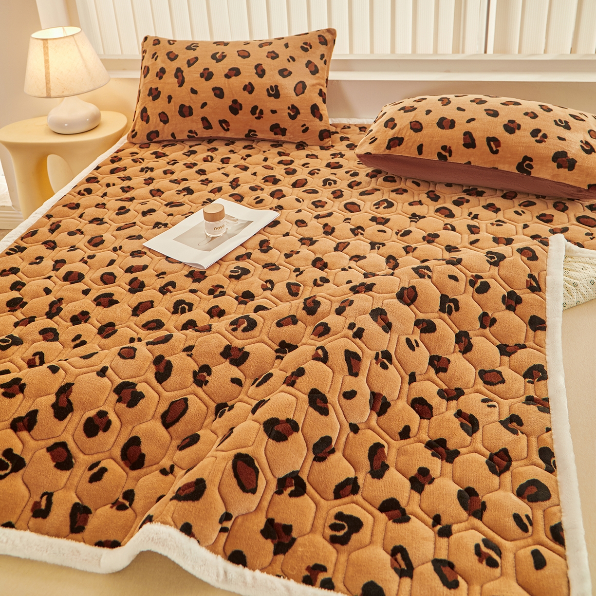 91家纺网 家纺一手货源 找家纺 永旺家纺 2025新款保暖牛奶牛奶绒床垫床褥 豹纹