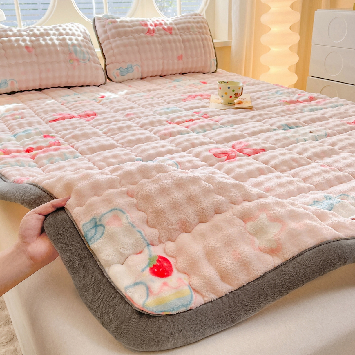 奇丝雅 2025新款A类牛奶绒泡泡绒床褥床垫床盖兔毛绒家用学生宿舍上下铺寝室褥子软垫床护垫夹棉（大床） 樱桃猫咪