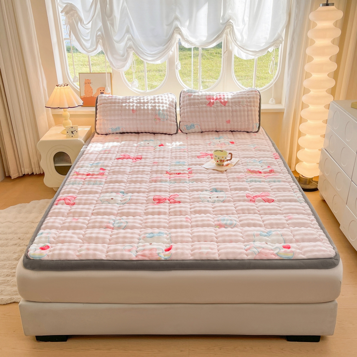 91家纺网 家纺一手货源 找家纺 奇丝雅 2025新款A类牛奶绒泡泡绒床褥床垫床盖兔毛绒家用学生宿舍上下铺寝室褥子软垫床护垫夹棉（大床） 樱桃猫咪