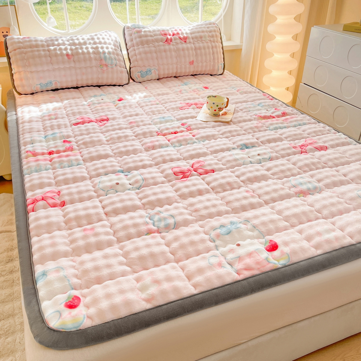 91家纺网 家纺一手货源 找家纺 奇丝雅 2025新款A类牛奶绒泡泡绒床褥床垫床盖兔毛绒家用学生宿舍上下铺寝室褥子软垫床护垫夹棉（大床） 樱桃猫咪